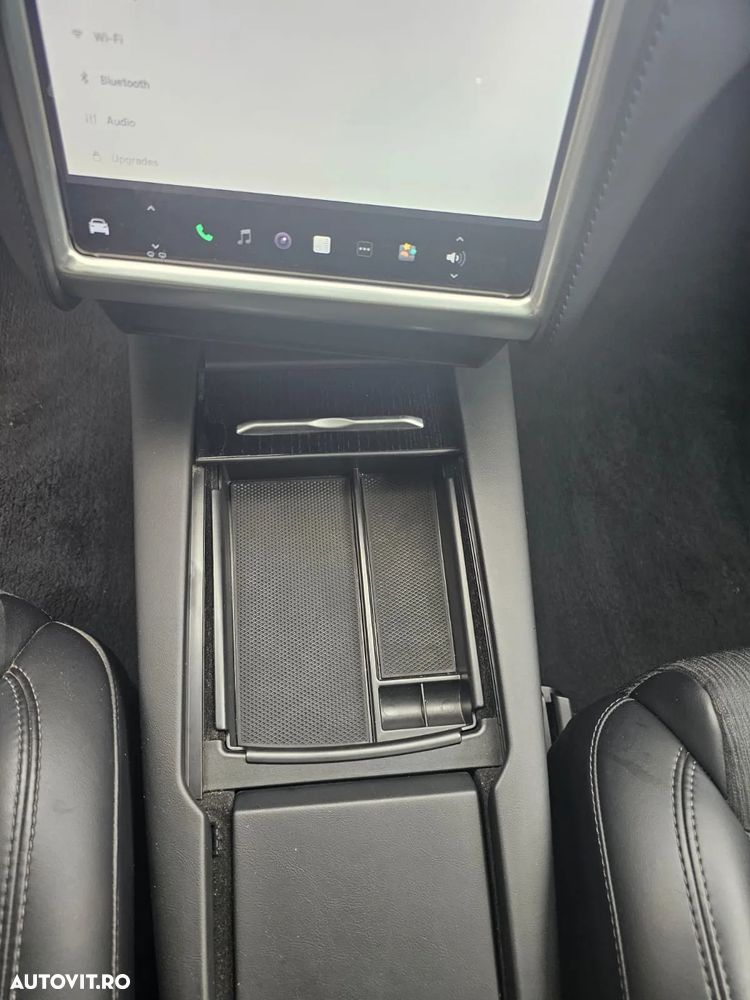 Tesla Model X - 11
