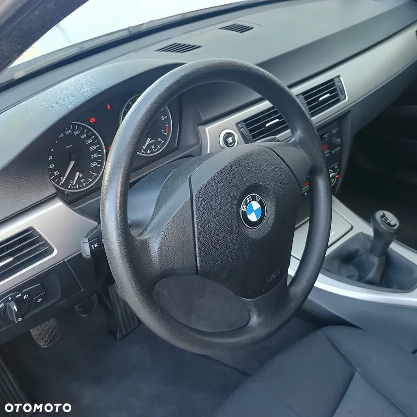 BMW Seria 3 318i - 26