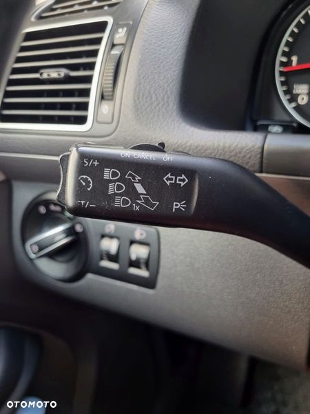 Volkswagen Touran 2.0 TDI Highline - 14