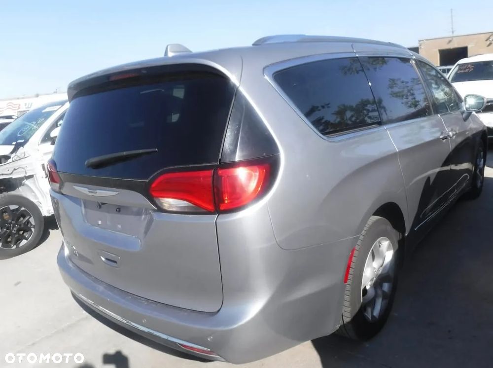Chrysler Pacifica - 16