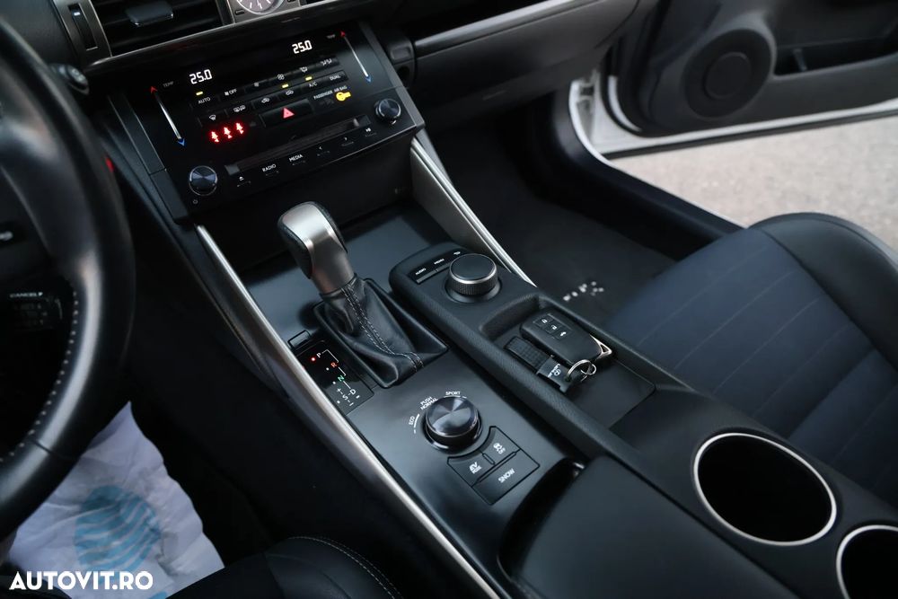 Lexus Seria IS 300h Aut. Executive - 25
