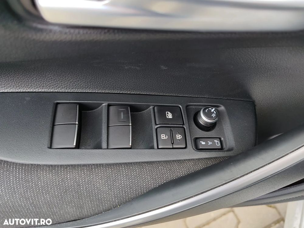 Toyota Corolla Sedan 1.8 HSD Business - 17