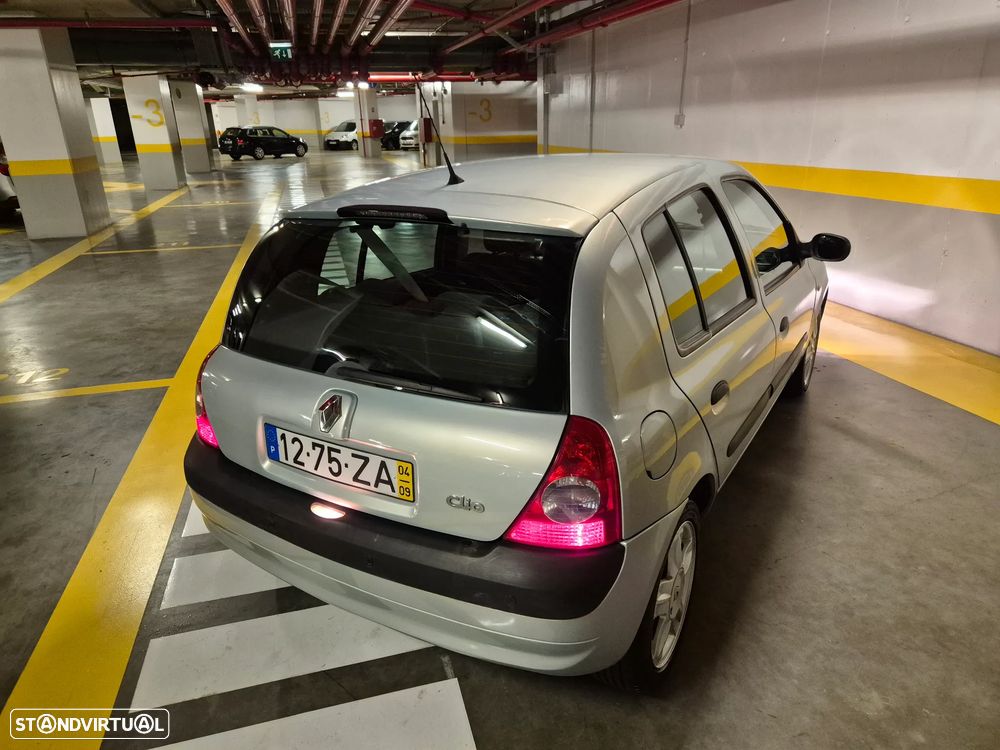 Renault Clio 1.2 16V Confort Dynamique - 10