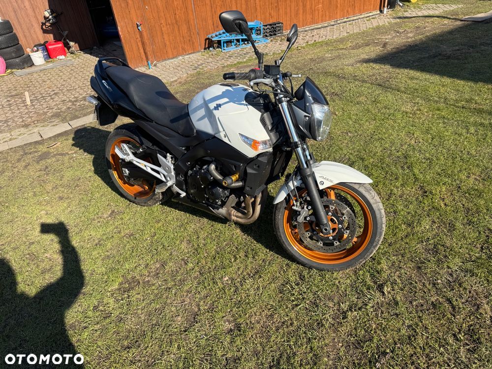 Suzuki GSR - 2