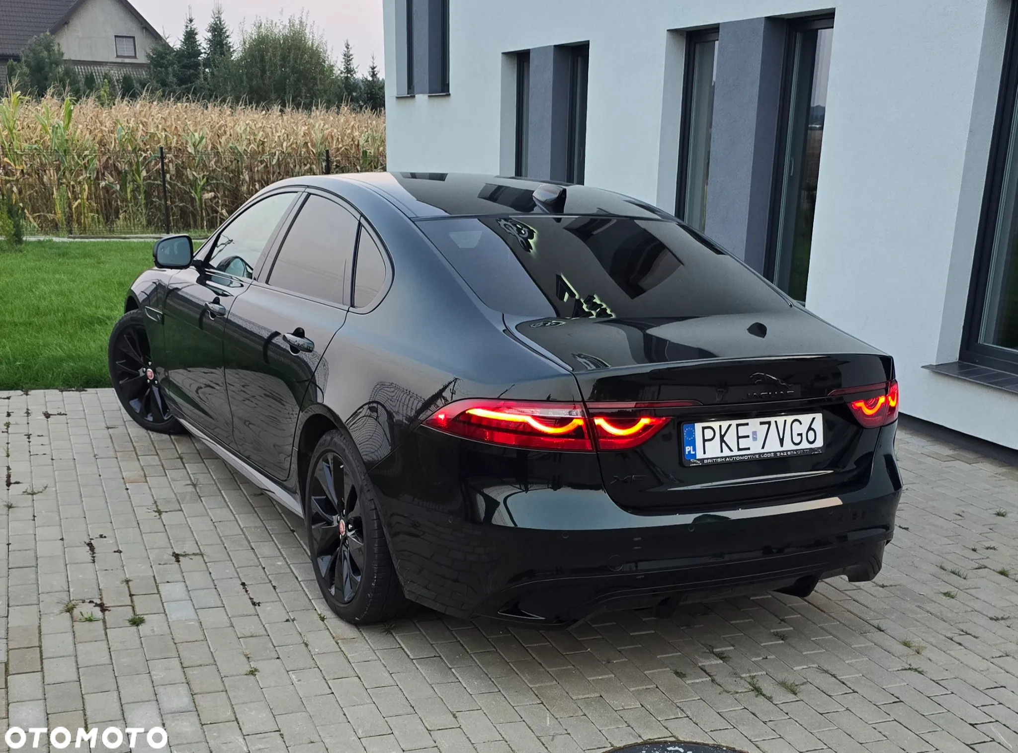 Jaguar XF 2.0 P250 R-Dynamic Black - 24