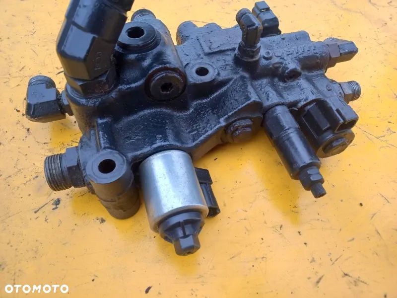 Zawór amortyzacji przedniej osi New Holland T6.155 - 5