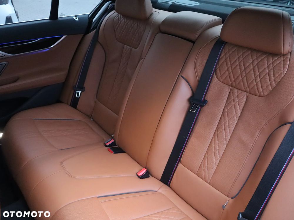 BMW Seria 7 750i xDrive sport - 13