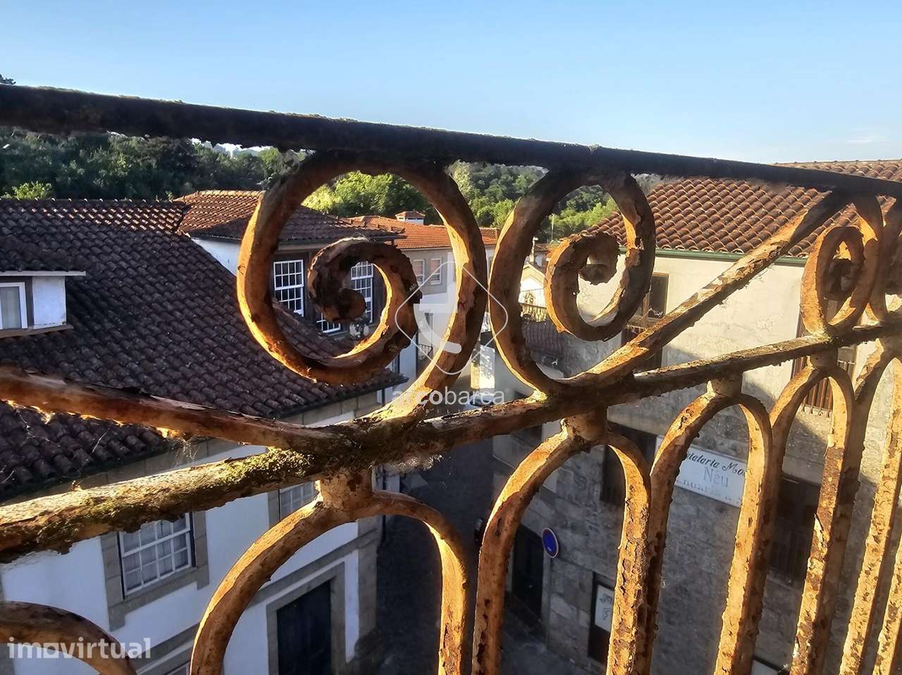 Prédio no Centro Histórico de Ponte da Barca - Grande imagem: 2/28