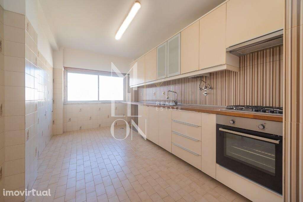 T2 com Áreas Generosas (100m2) | Massamá Central - Grande imagem: 4/37