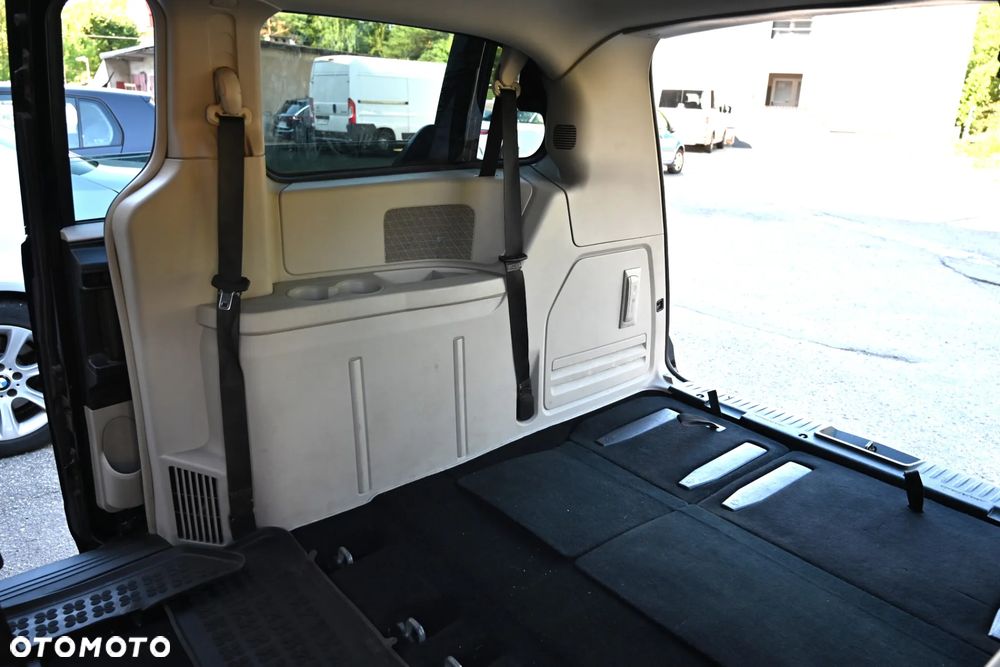 Chrysler Town & Country - 37