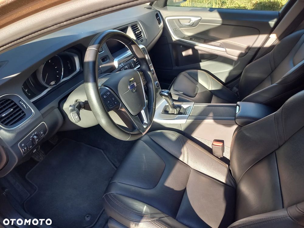 Volvo V60 Cross Country D3 Drive-E Momentum - 24
