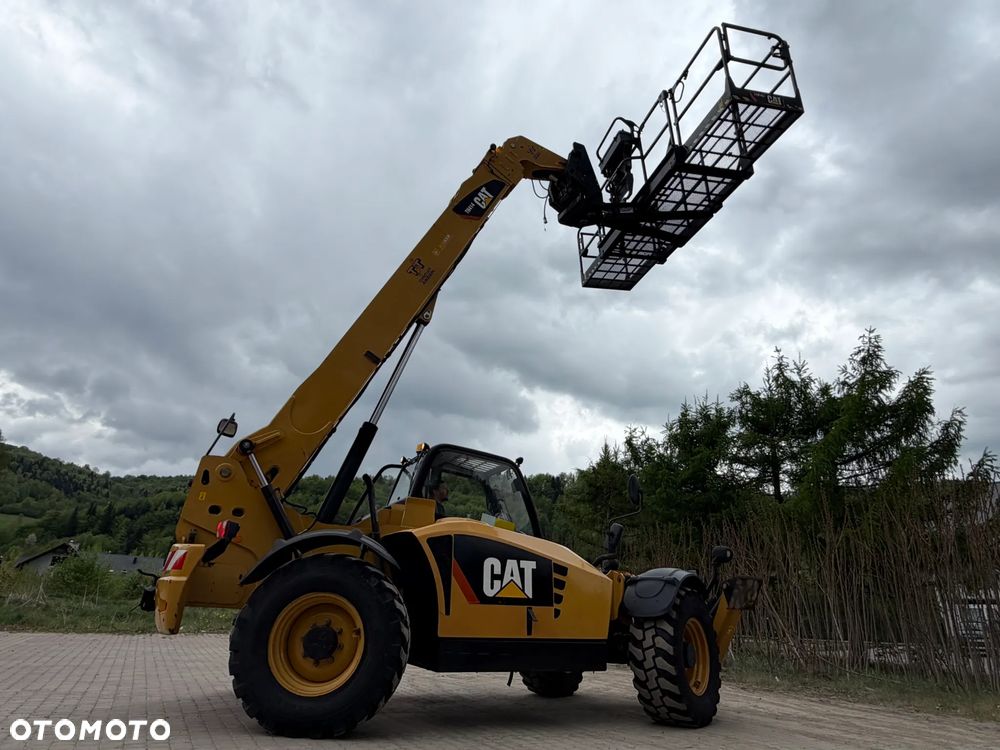 Caterpillar TH414 CAT Ładowarka Teleskopowa Dźwig Zwyżka 17 metrów wysuw z Bocianem. Udźwig 4 tony. Kosz z Pilotem. Widły. Łyżka szufla. Wysięgnik Bocian. Maszyna jak Nowa z Norwegii Pracowała w Urzędzie Komunalnym. KLIMATYZACJA. DEKRA BMWT. skręt 3 tryby 4 koła KRAB. Auto-poziomowanie! Zero luzów wycieków jak Nowa z salonu. Małe Gabaryty maszyny a potężny zasięg i udzwig! Skrzynia Hydrostatic 4 biegi. Zmiana na Pokrętle przy kierownicy. Wszystko Sterowane z 1 dżojstkika wraz z łapami! OKAZJA. Dużo dodatkowych sekcji hydraulicznych! pracowała głównie z koszem. Zero luzów - 25