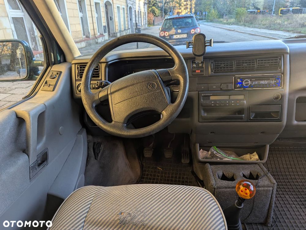 Volkswagen Caravelle - 10
