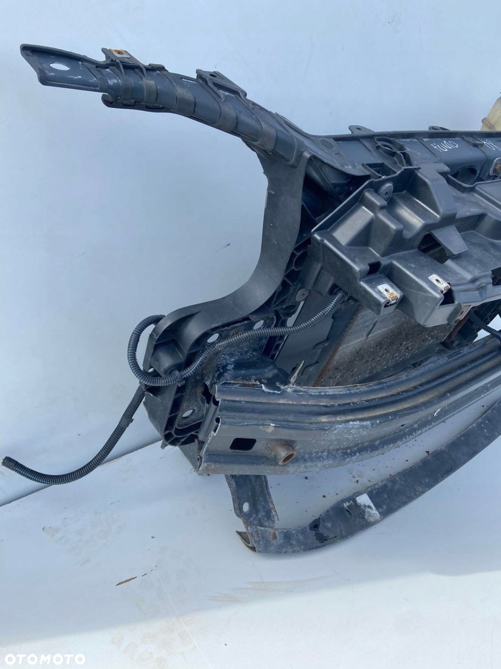 PAS PRZEDNI CHŁODNICA FIAT GRANDE PUNTO 1.4 16V - 2
