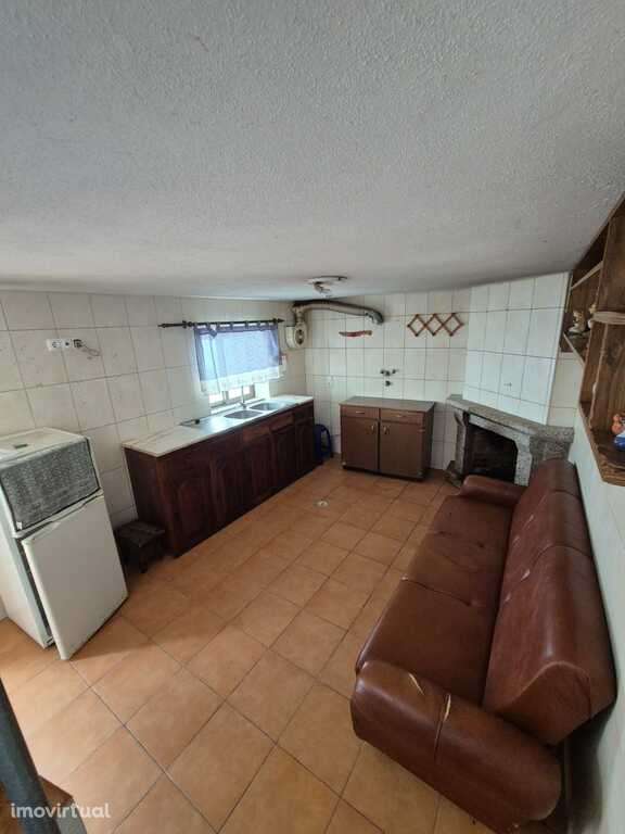 Pequena moradia no centro da aldeia do Troviscal - Grande imagem: 2/13