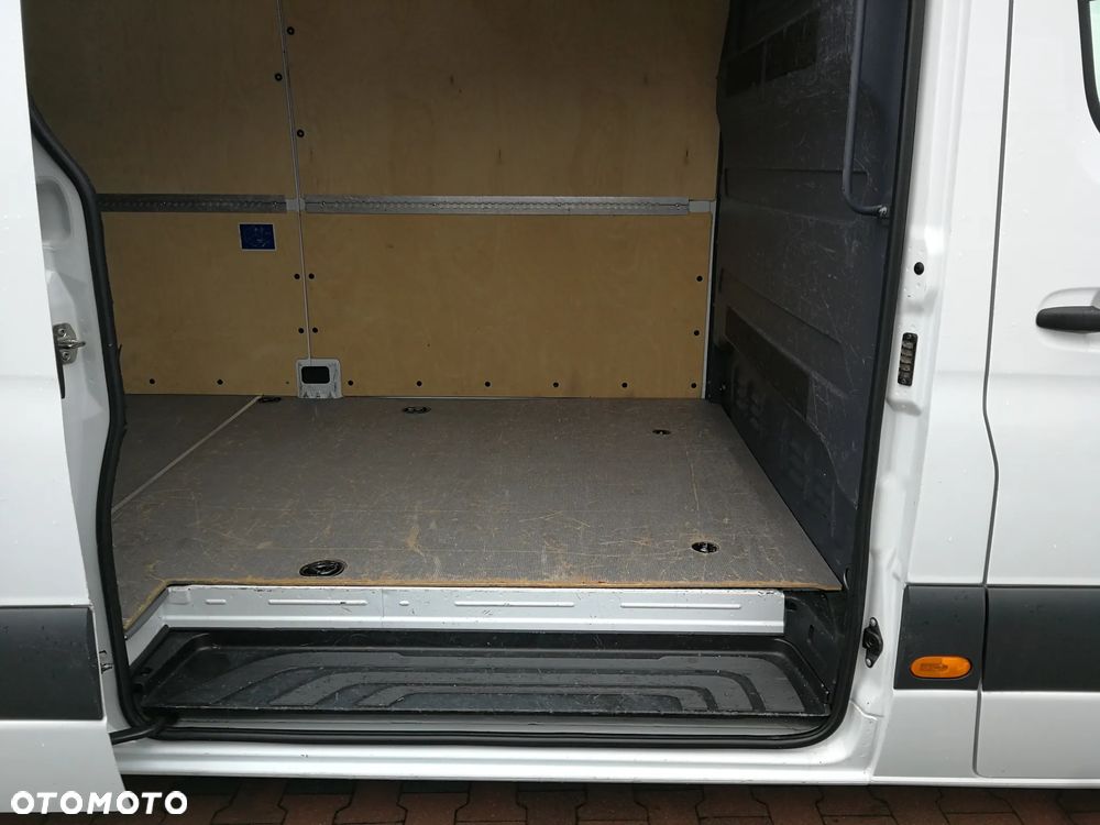 Mercedes-Benz Sprinter - 11