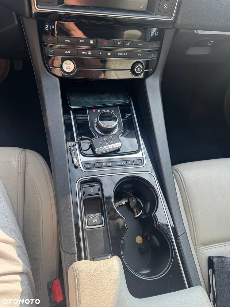 Jaguar F-Pace 2.0 i4D AWD R-Sport - 17