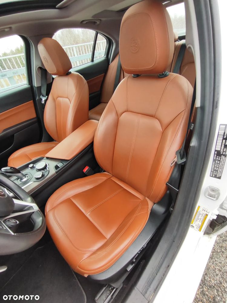 Alfa Romeo Giulia 2.0 Turbo 16V AT8-Q4 Ti - 17