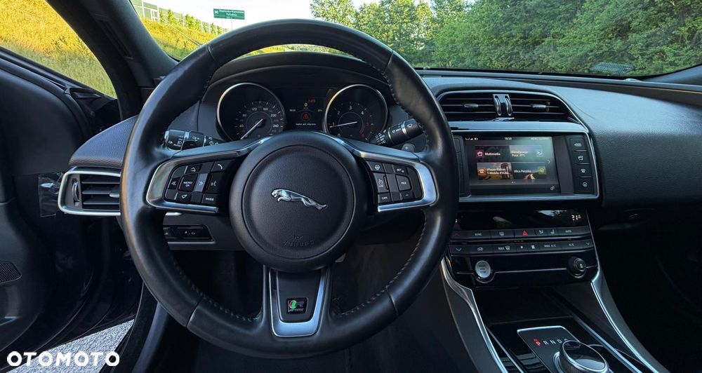 Jaguar XE 2.0 D R-Sport - 8