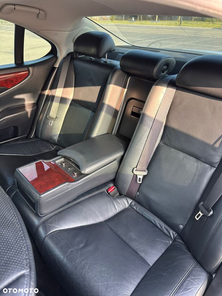 Lexus LS 460 AWD - 21