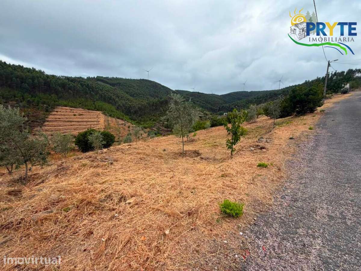 Terreno com área total de 6900 metros quadrados a confinar com ribeiro
