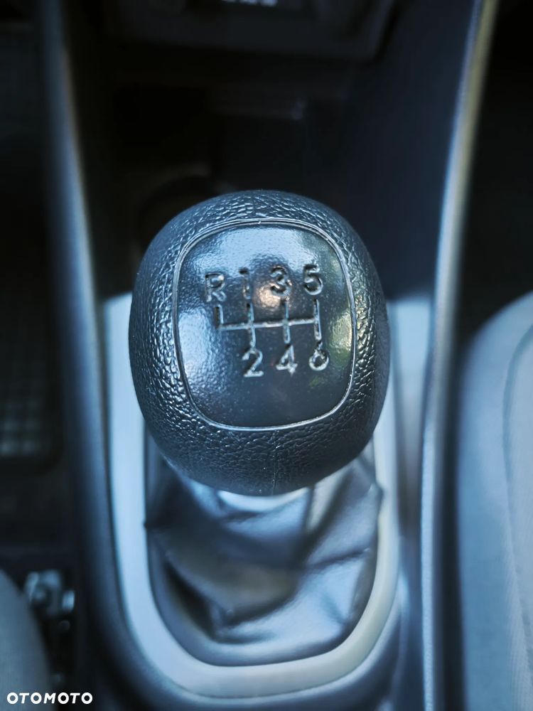 Kia Rio 1.4 L - 12