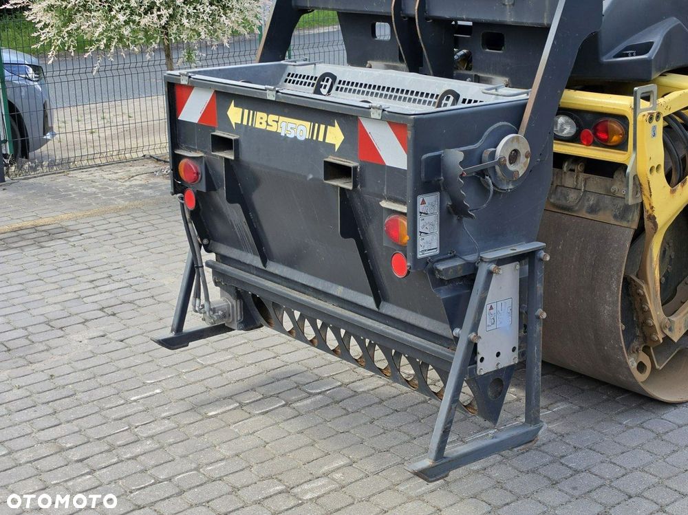 Bomag BW 154 AP-4i AM / rozsiewacz BS150 - 6