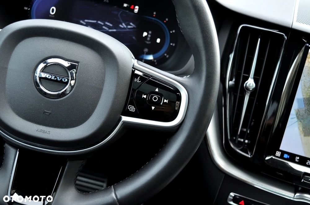 Volvo XC 60 B5 D AWD Ultimate Dark - 21