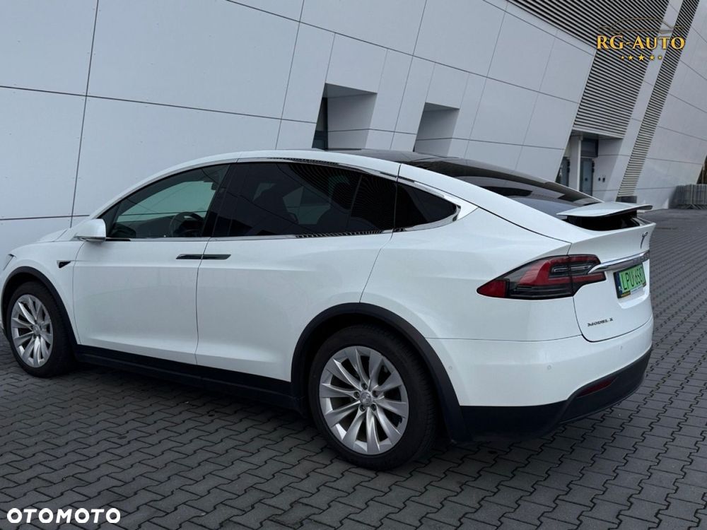 Tesla Model X - 16