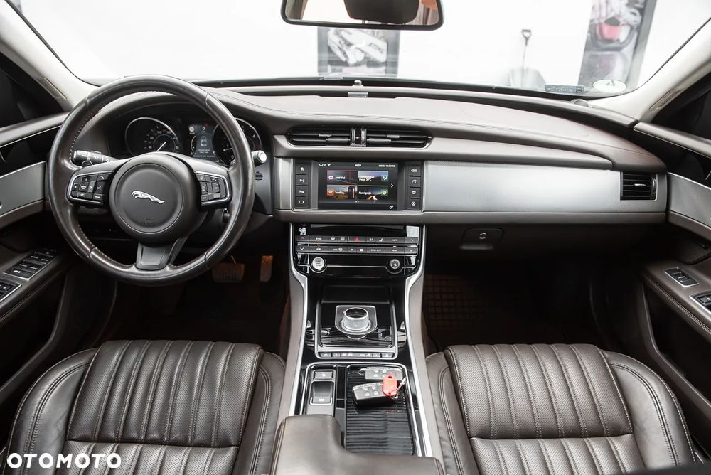 Jaguar XF 20d Sportbrake Portfolio - 28