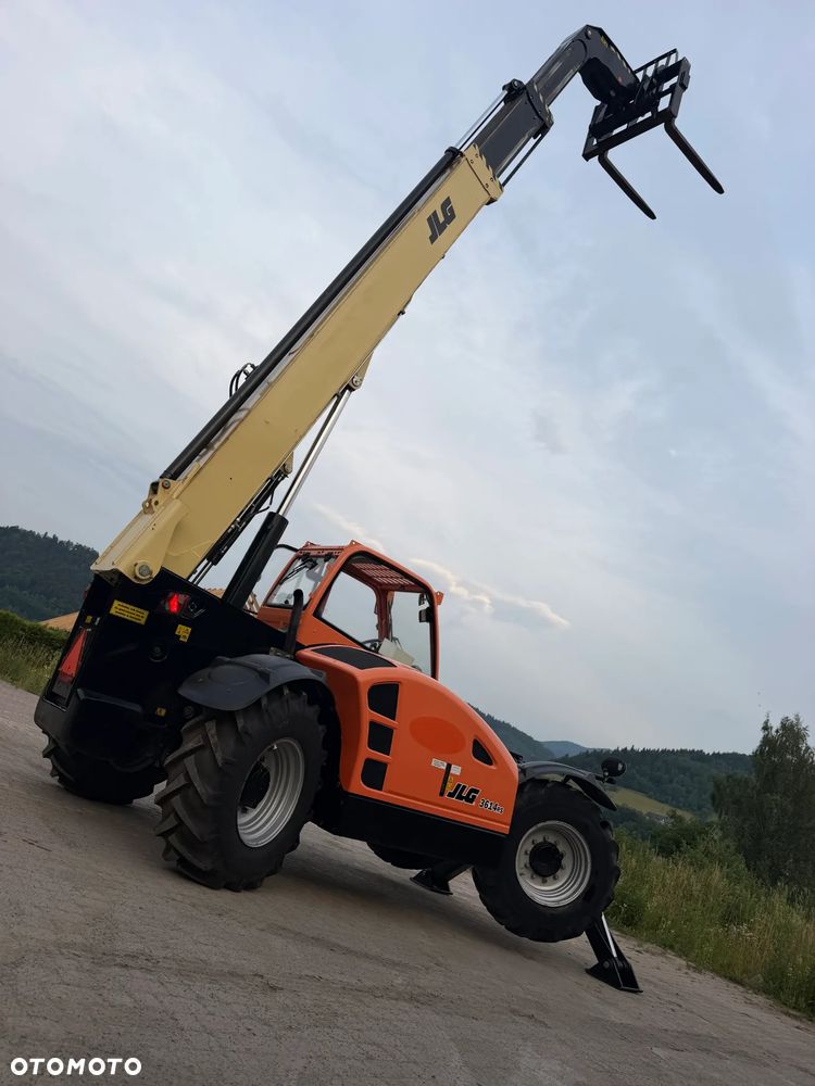 JLG 3614RS CAT Ładowarka Teleskopowa Dźwig Zwyżka 14 metrów wysuw. Udźwig 4 tony. Widły. Silnik DEUTZ TuRBO. 110KM. Maszyna jak Nowa z Norwegii Pracowała w Urzędzie Komunalnym.  DEKRA BMWT. skręt 3 tryby 4 koła KRAB. Auto-poziomowanie!  Zero luzów wycieków jak Nowa z salonu. Małe Gabaryty maszyny a potężny zasięg i udzwig! Skrzynia Hydrostatic 3 biegi. Zmiana na Pokrętle przy kierownicy. Wszystko Sterowane z 1 dżojstkika wraz z łapami! OKAZJA. Zero luzów. Ładowarka ma nadzwyczajnie duży prześwit od spodu. Opony jak Nowe! OKAZJA  2017 rok. Niski przebieg 3000mtg - 7
