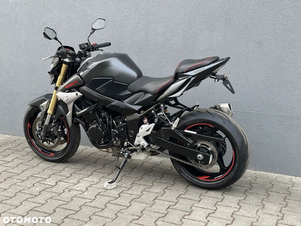 Suzuki GSR - 2