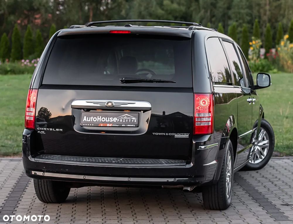 Chrysler Town & Country - 10