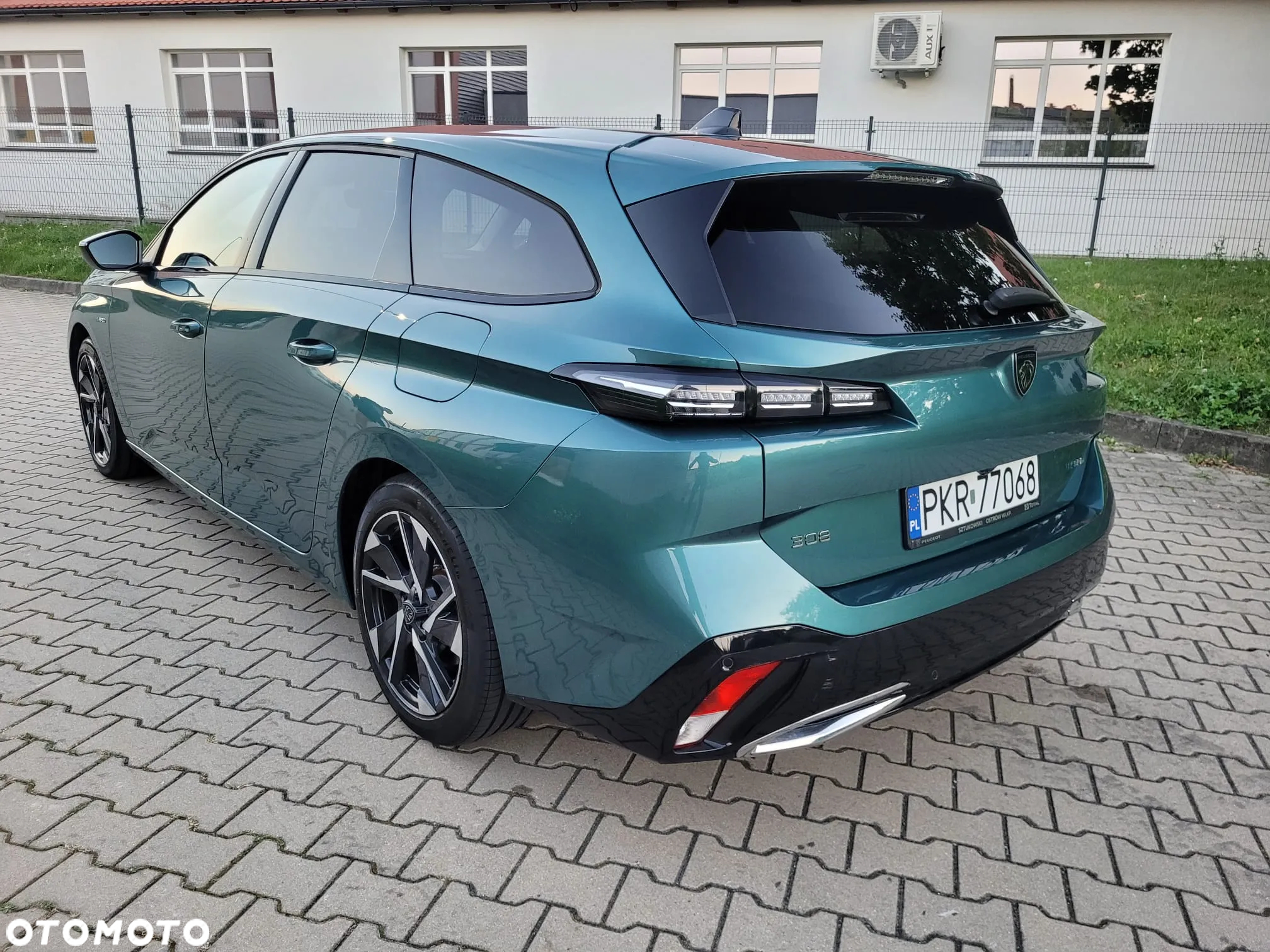 Peugeot 308 SW Plug-In Hybrid 225 e-EAT8 GT - 2