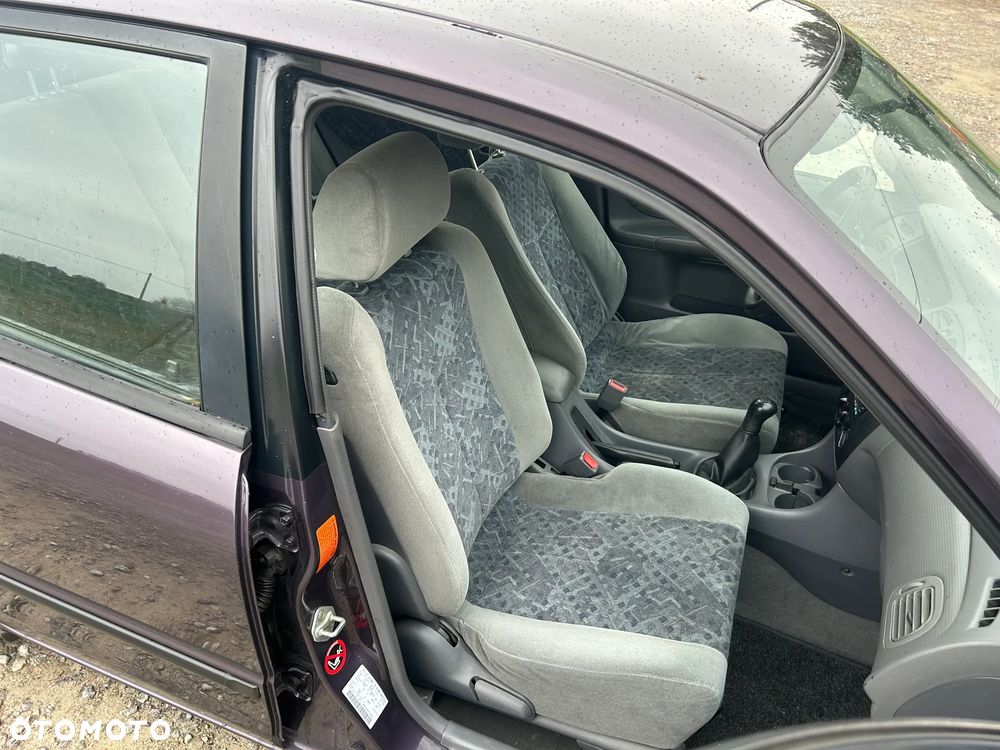 Mazda 323F - 16