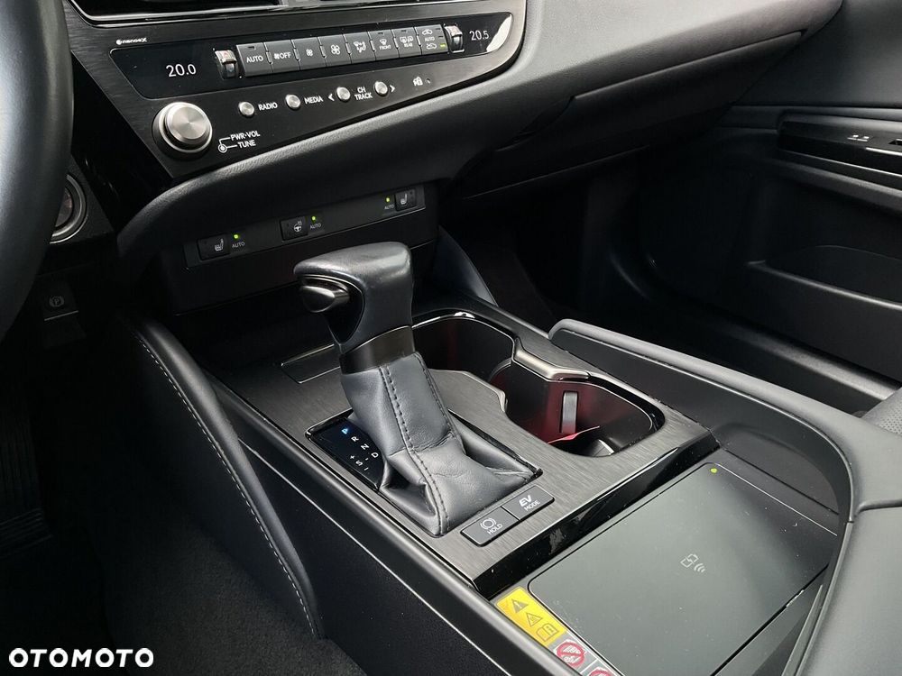 Lexus ES 300h Business Edition - 31