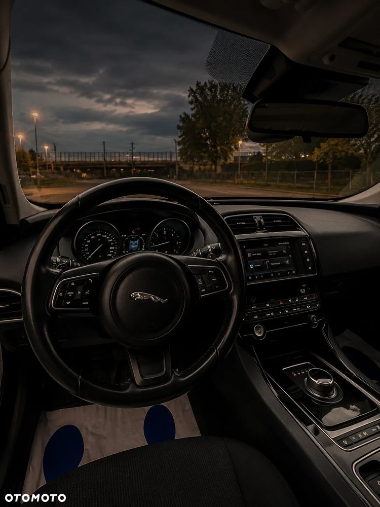 Jaguar XE - 11