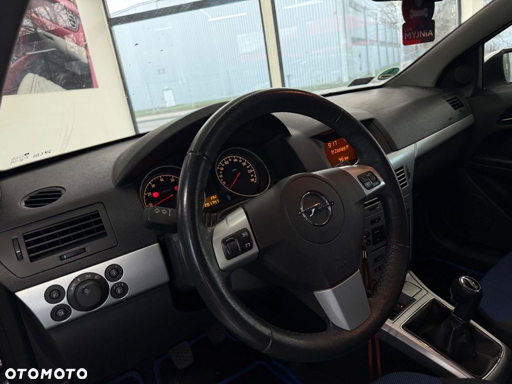 Opel Astra 1.6 Black&White - 10