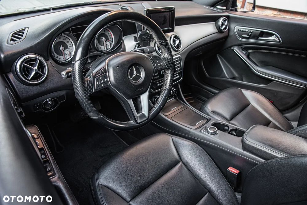 Mercedes-Benz CLA 250 4Matic 7G-DCT AMG Line - 10