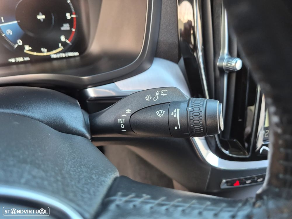 Volvo V60 2.0 D3 Momentum Plus - 26