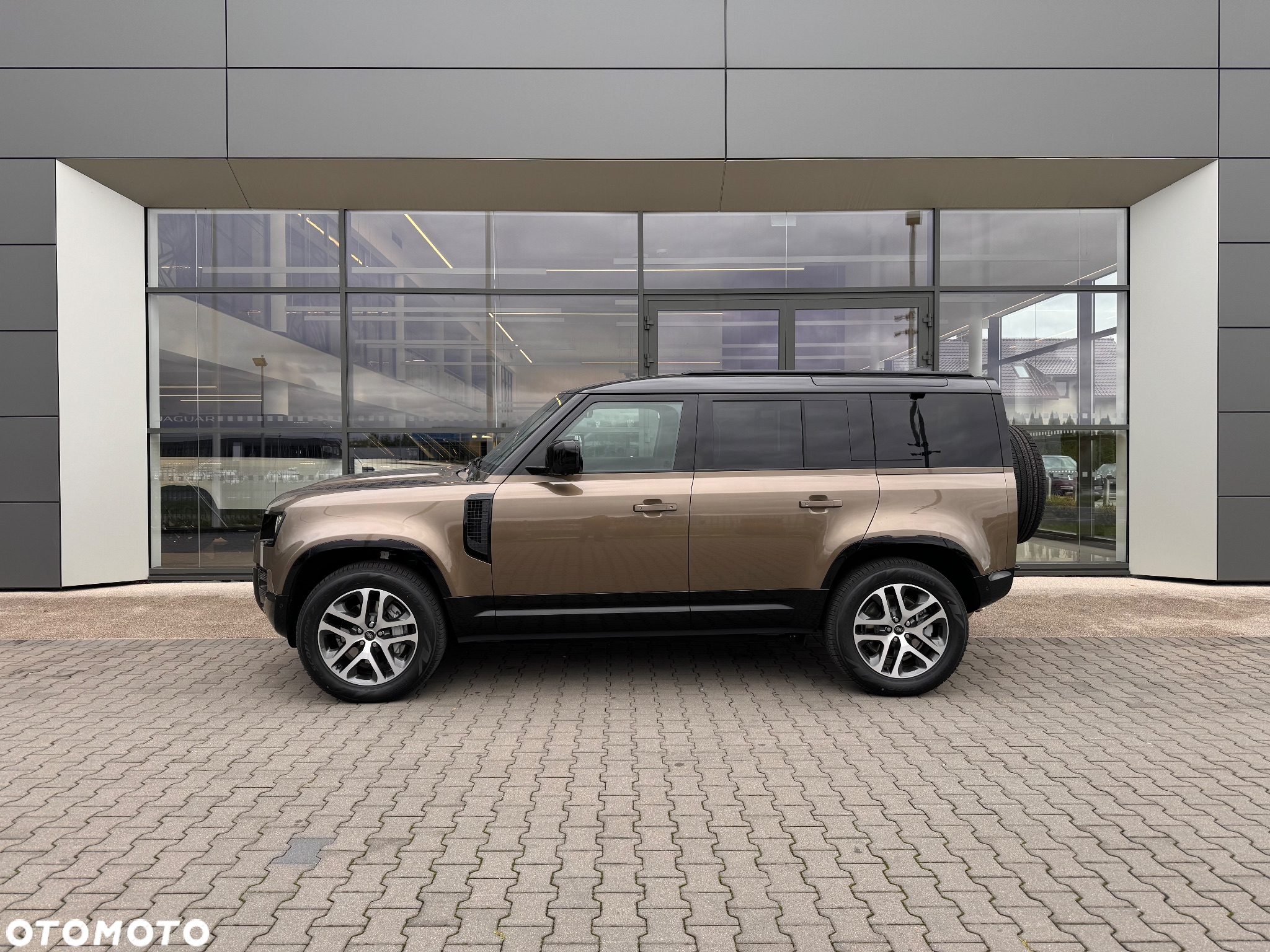Land Rover Defender - 22