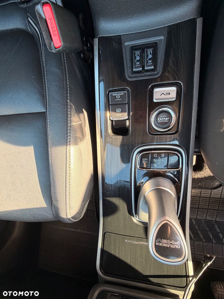 Mitsubishi Outlander 2.0 Instyle Navi 4WD CVT - 26