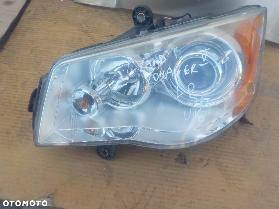 CHRYSLER GRAND VOYAGER V LAMPA XENON LEWY PRZÓD UK - 1