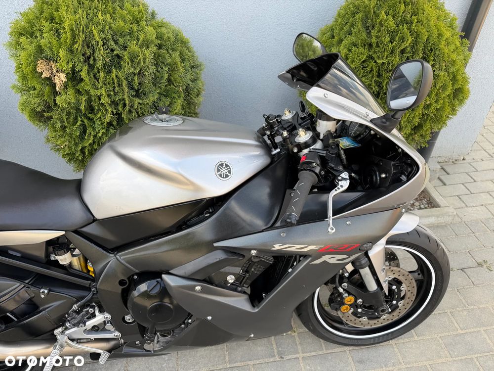 Yamaha R1 - 22