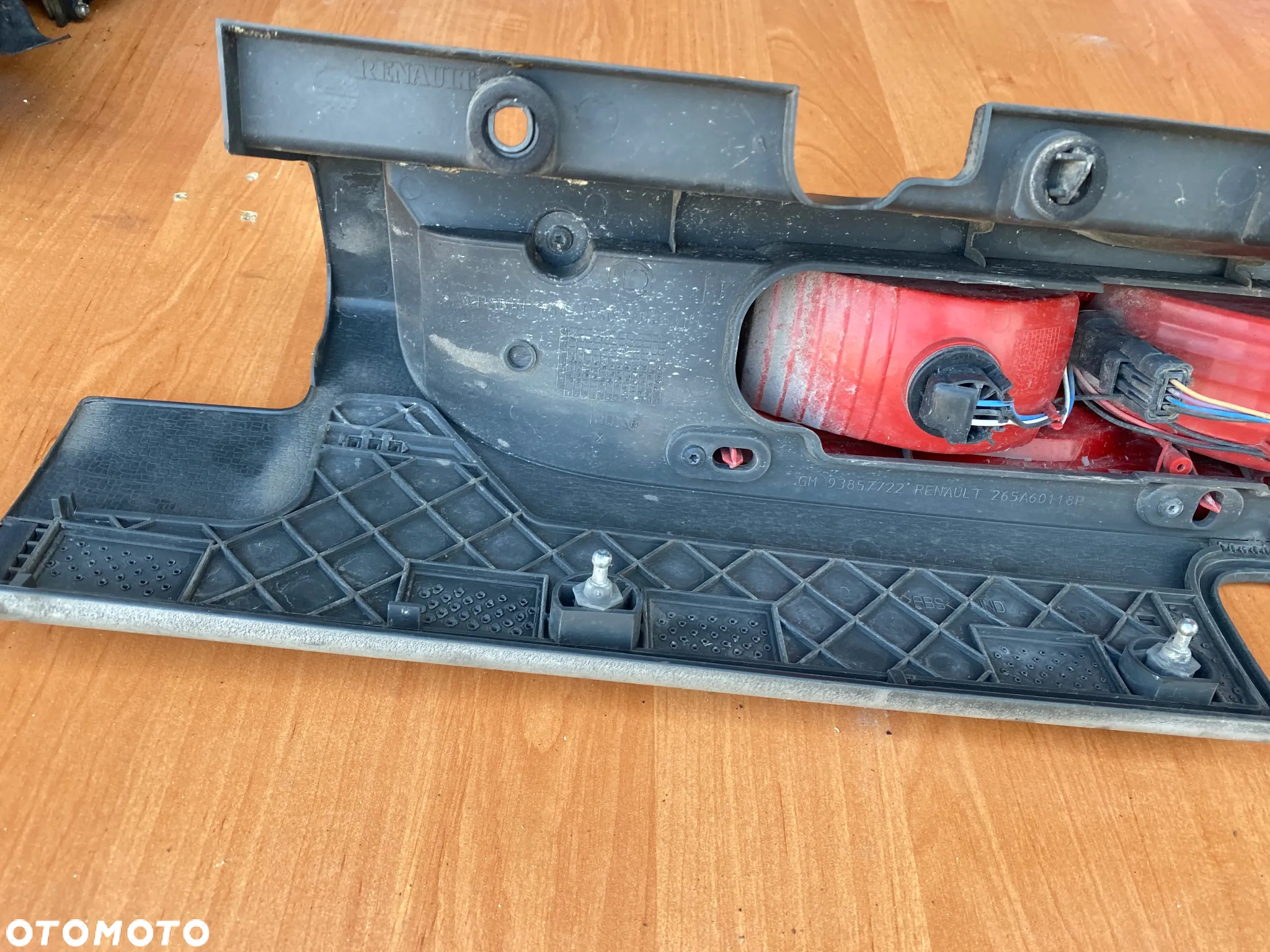 LAMPA TYLNA PRAWA RENAULT TRAFIC II OPEL VIVARO 93857722 - 6