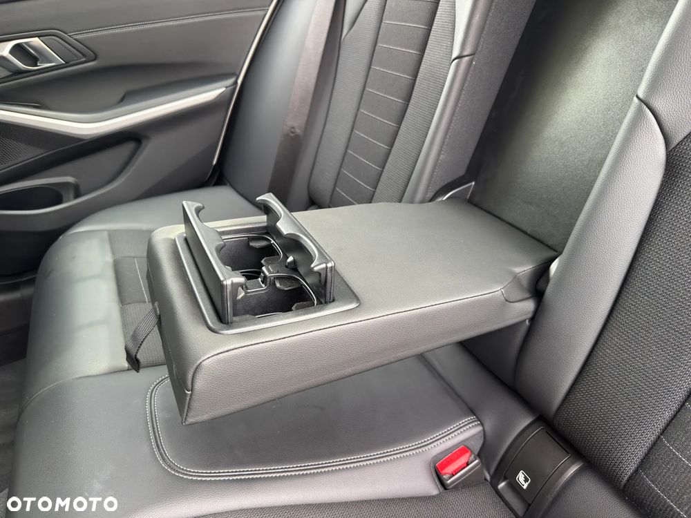 BMW Seria 3 320d xDrive - 23