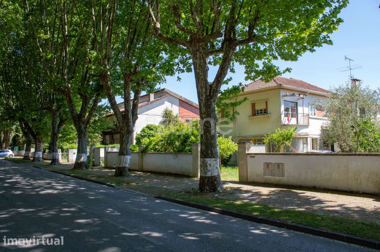 Moradia no centro de Anadia, na emblemática Avenida 25 de Abril - Grande imagem: 2/47