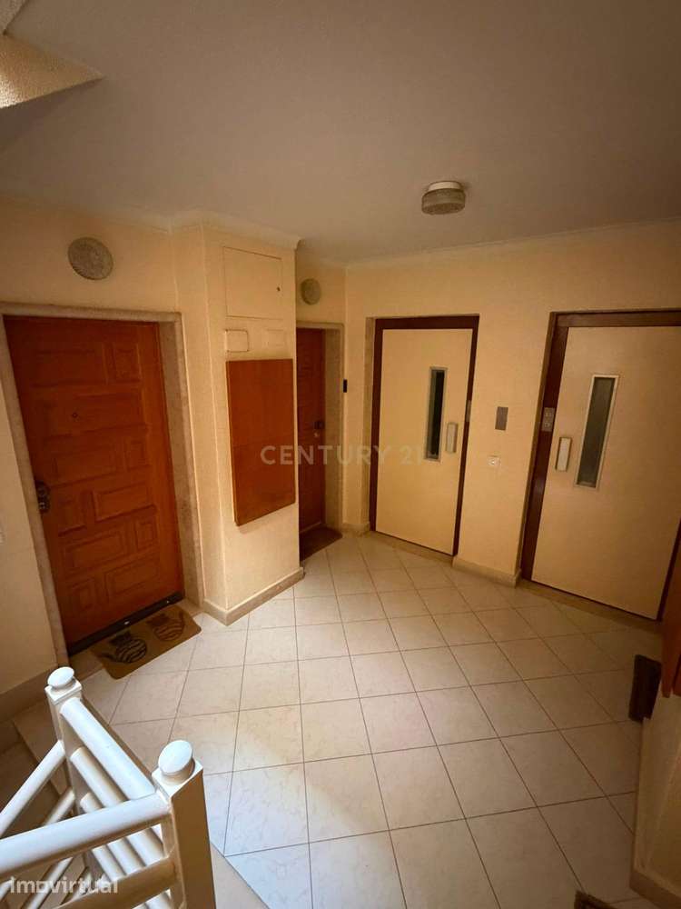 T2 Com garagem em prédio com elevador - Grande imagem: 2/32