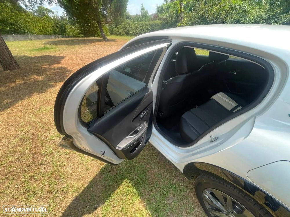Peugeot e-208 50 kWh Allure Pack — fotografia 15
