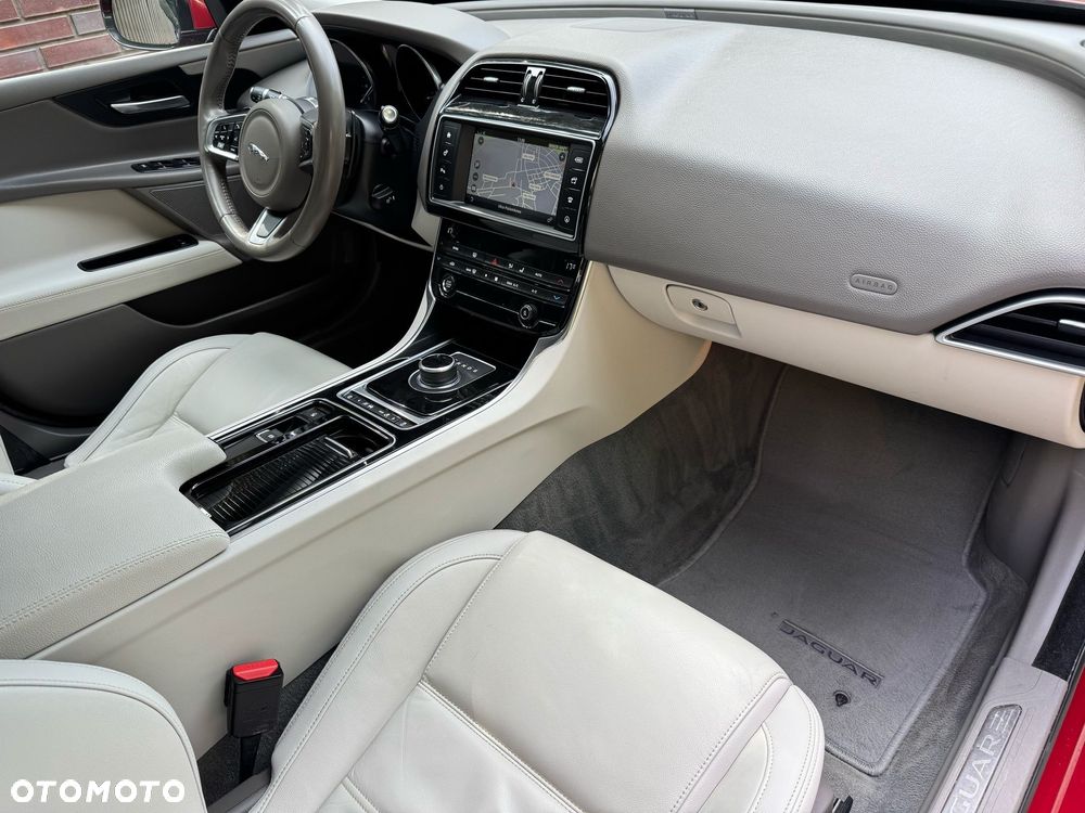 Jaguar XE ver-2-0-d-awd-portfolio - 11